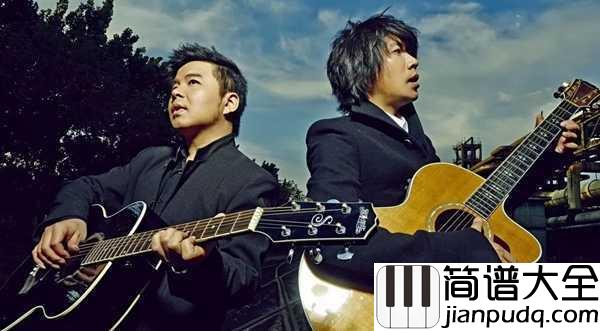 秋日恋歌钢琴谱_水木年华_阳光透过树叶斑驳的洒在地上