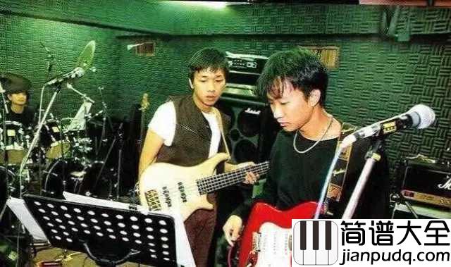 冷雨夜钢琴谱_你和经典情歌之间，只差一首Beyond冷雨夜~