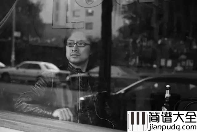 春天里钢琴谱_汪峰_人生之路蜿蜒曲折，多想在春天的气息下享受片刻的闲暇