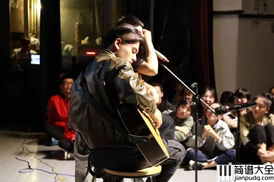 八月长吉他谱_蒋璠_秋雨多，最是八月长岁月不慌，为你做嫁衣裳