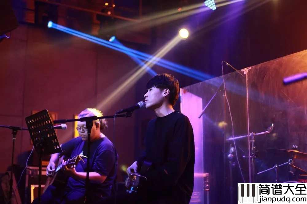 姑娘吉他谱_隔壁老樊_亲爱的姑娘,我爱你就像天上的太阳