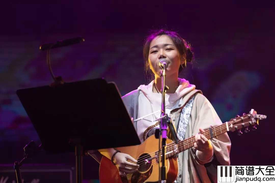 出山吉他谱_花粥/王胜男_有人迷途知返,便是苦尽甘来,一瞬三年五载,这曲终又人散