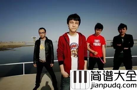 一个人看电影吉他谱_小普_一个人走，一个人生活，我是自由的