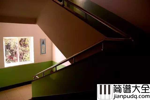 时光是个少年犯吉他谱_何山_感概着时光的流逝，岁月的一去不复返