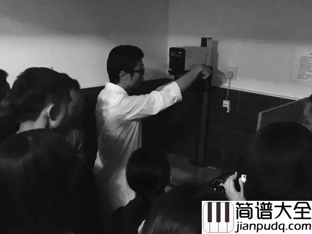 给郁结的诗吉他谱_小安_时间原来就是这么危险,轻易的改变我们的誓言