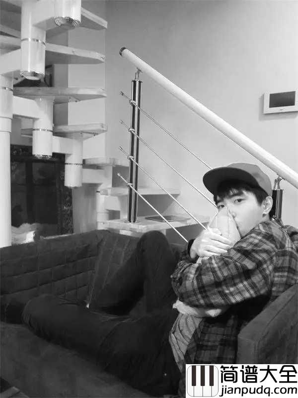 菲菲吉他谱_威士忌的碎冰_他有着奶味的嗓音，柔软无骨，却扣人心弦