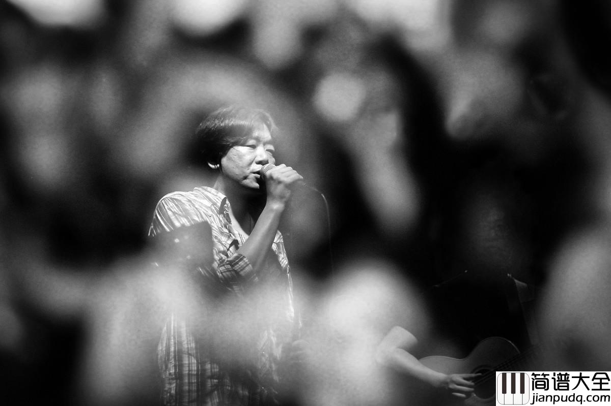 虎口脱险吉他谱_老狼_这样我还能微笑着和你分别