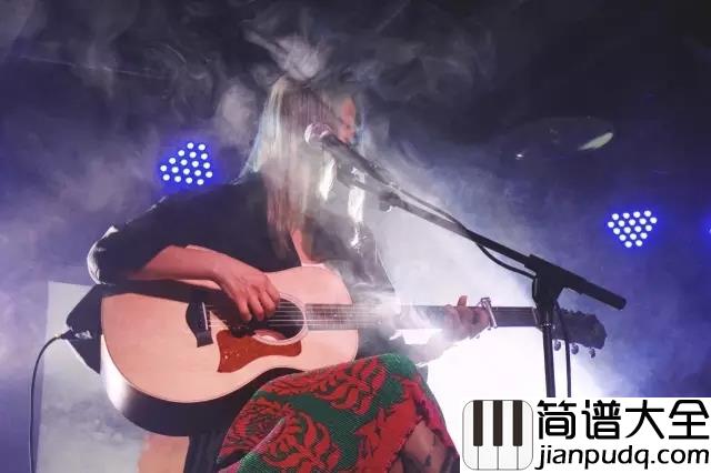 小半吉他谱_陈粒_低头呢喃__对你的偏爱太过于明目张胆