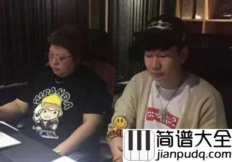飞云之下尤克里里谱_韩红&林俊杰_穿上回忆和风沙