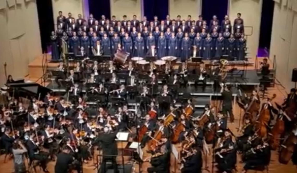 今朝大型电视专题片《领航》主题曲交响合唱